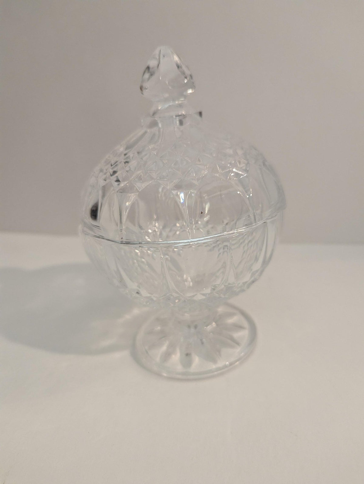 Cristal d'Arques Longchamp Pedestal Candy Dish With Lid – Vintage French Crystal Glassware - The Relic Detail